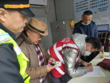 群众利益无小事 交通执法人员及时出手来相助