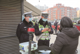 对未佩戴安全头盔行为，蚌埠交警开出首张罚单