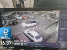 路虎女司机带倒收费员致其多处骨折，只为逃7元停车费？交警已介入