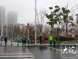 《安徽省电动自行车管理条例》即将“满月” 记者跟随交警“查头盔”