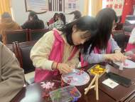 鼓樓街道月亮島社區：手工制團扇 喜迎婦女節