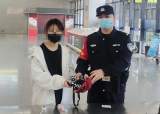 两个小包遗落在安检机上  淮南铁警急寻失主送还
