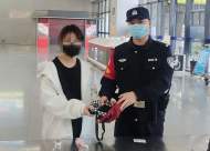 兩個小包遺落在安檢機上  淮南鐵警急尋失主送還