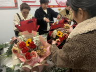 榴城鎮馬頭社區開展“鄉村振興我添彩”三八婦女節主題插花活動