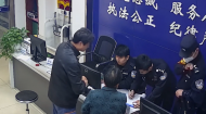 “人家的東西，一座金山都不能要！” 銅陵一老人拾到八千元現金報警尋失主