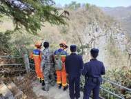 男子被困百米懸崖 民警消防聯(lián)手上演“生死大營救”