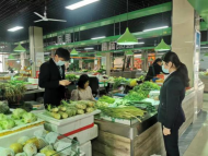  邮储银行明光市车站路支行 构建“智慧菜场”走进城东菜场提供“零距离”服务