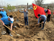 中國大地保險(xiǎn)蚌埠中心支公司黨支部參加“為青山增綠 為黨旗添彩”學(xué)雷鋒義務(wù)植樹活動