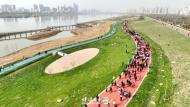 沿淮河奔跑 向幸福前行 蚌埠10公里精英賽舉行