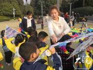 男童不慎摔倒被門夾 六安一幼兒園老師飛奔摔倒跪爬救娃