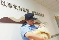 庭審?fù)饬才ň怼芭R時(shí)媽媽” 照看被告人兩個(gè)月大寶寶