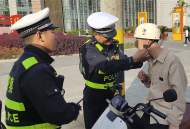 桐城交警檢查督促公職人員帶頭佩戴安全頭盔
