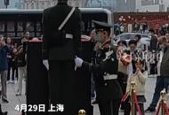 上海南京東路執(zhí)勤武警站姿筆挺，換崗時(shí)戰(zhàn)友細(xì)心幫忙整理軍容，引得游客爭(zhēng)相拍照留念