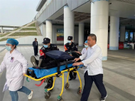 旅客突發疾病 巢湖東站工作人員與民警緊急救助