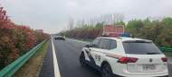 小轎車高速突然爆胎 駕駛員急踩剎車又釀車禍