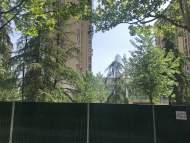 合肥一居民樓邊建公廁惹異議    市民稱有影響，建設單位回應現場已停工并將研判選址