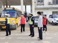 望江縣漳湖鎮：展軍人風采，護校車安全