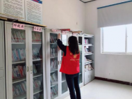 古城鎮潘新村組織志愿者整理農家書屋