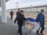 巢湖東站開辟綠色通道 接力護送危重病人