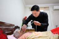 父母癱瘓多年 淮南一男子不離不棄悉心照顧