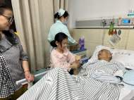 合肥7歲女孩每天陪護癱瘓爺爺 醫生：“懂事得讓人心疼”