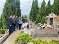 后续报道|战友后人到花怀真墓前拜祭 三家成为“异姓的亲人”