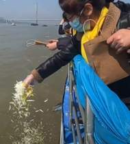 安慶舉行第六次集體江葬   65名逝者骨灰融入長江