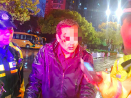 马鞍山一男子雨夜狂奔摔破相 只为躲避查酒驾