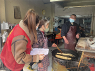 黃莊街道前進社區開展“‘食’刻守護 安全相伴”食品安全檢查工作  