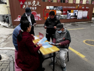 青年街道中平社區開展社會救助政策宣傳活動