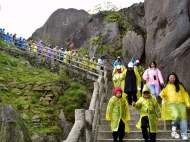 黄山风景区回应“游客在厕所过夜”：未超限接待