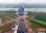 巢马城际铁路浇筑首跨公路梁