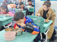 蚌埠第八中學開展“家長陪餐 共享美好‘食’光”活動  
