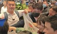 寶馬MINI道歉后，有人在現場免費向中國人發放冰淇淋