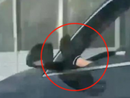 司機開車時把腳伸出車窗，面對交警卻辯稱……