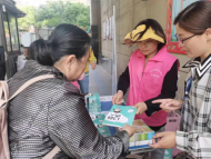 雪華鄉（宏業村街道）：“雙好工程”為民服務 社工媽媽公益贈書
