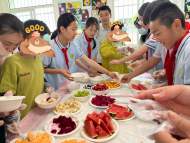愛心走進(jìn)特教班，助殘日里愛意濃