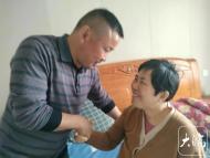 她是我一輩子的“好兄弟” 五年如一日照顧腦梗妻子 他用行動守護(hù)相伴一生