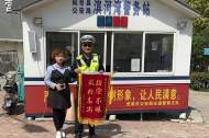 鳳臺交警：拾金不昧暖人心  群眾送錦旗致謝