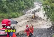 遭遇暴雨河水突漲 男子被困河中央 消防人員用吊車營救