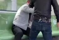 上海地鐵一男子手持刀具與另一男子發(fā)生肢體沖突 客服：管制刀具進(jìn)不了地鐵 會(huì)反饋