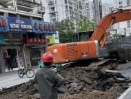 黃山市民反映路難行，第二天挖掘機就進場了