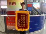 旅客突发疾病晕倒在厕所 幸亏列车员及时发现施救