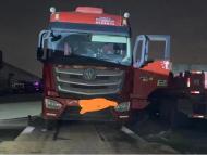 貨車在公路上違規(guī)超限運輸，違法！