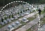 男子對(duì)過(guò)世親戚懷恨在心，敲開(kāi)墓冢偷走骨灰盒扔進(jìn)河道…….