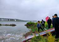 60余萬尾魚苗躍入安慶石門湖