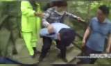 游客摔伤被困 舒城警民合力将其背下山