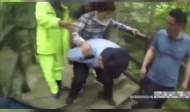 游客摔傷被困 舒城警民合力將其背下山