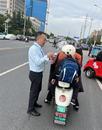 東風(fēng)小學(xué)組織開展“老師給我點(diǎn)個贊，我給頭盔點(diǎn)個贊”活動