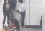 合肥地鐵站內一乘客突然暈倒流血 他們飛奔過來 緊急救助